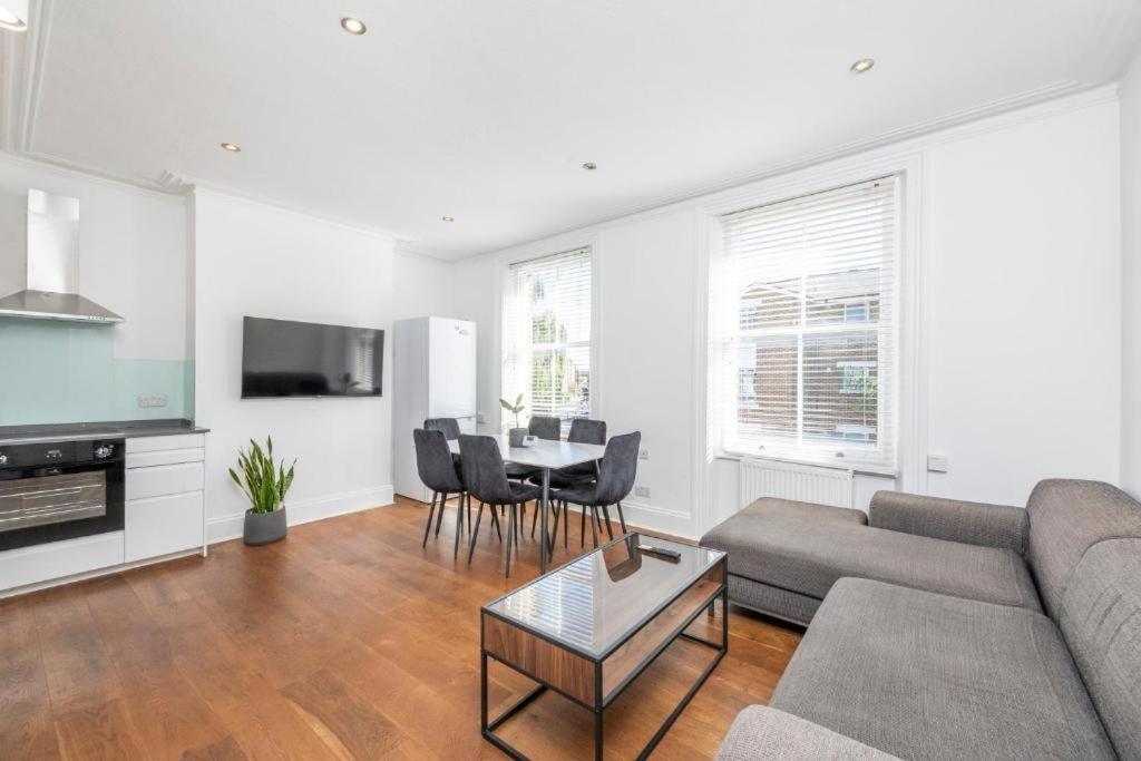 Luxury 4 Bedroom Flat With Stunning Shard View From Terrace In Central London! Next To Station, Sleeps 9 Room photo
