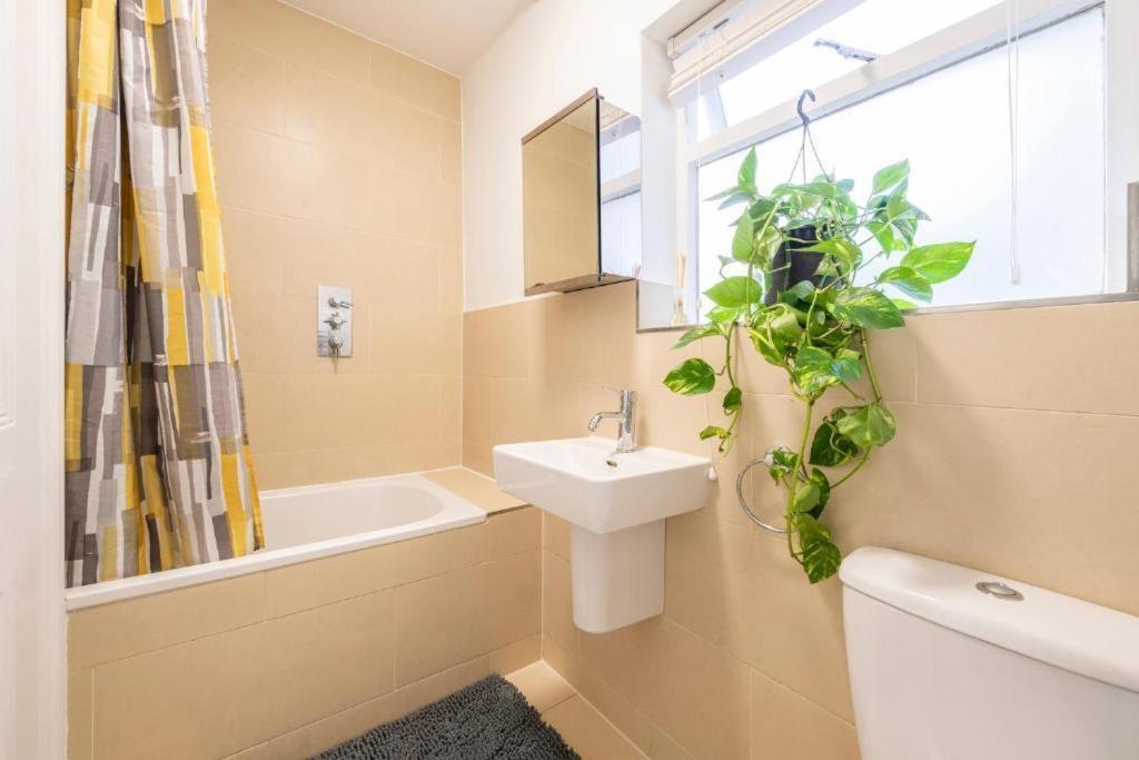 Luxury 4 Bedroom Flat With Stunning Shard View From Terrace In Central London! Next To Station, Sleeps 9 Room photo